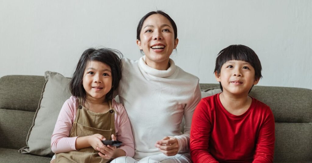 Familie med barn koser seg med barnekanaler på iptv