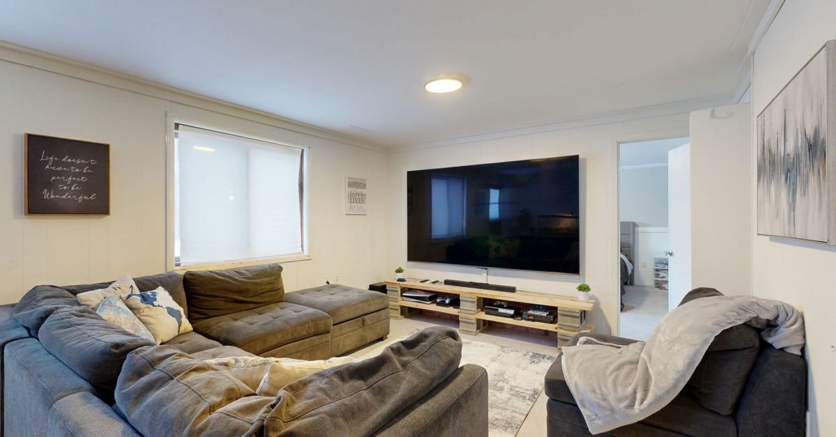 Stor flatskjerm i stua, klar for iptv i 4k-oppløsning hjemme i Norge