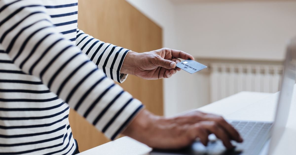 Betalingskort ved pc-en, klar til å betale iptv med PayPal