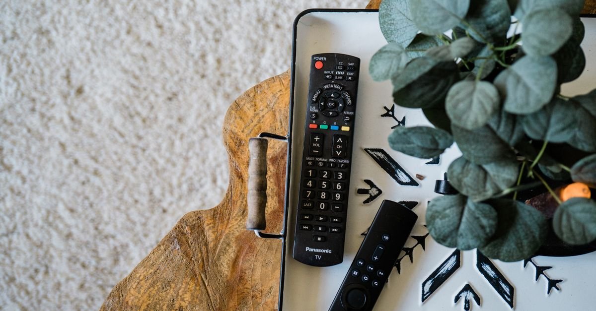 Fjernkontroller samlet paa stuebordet, klare for test av beste iptv-boks i Norge