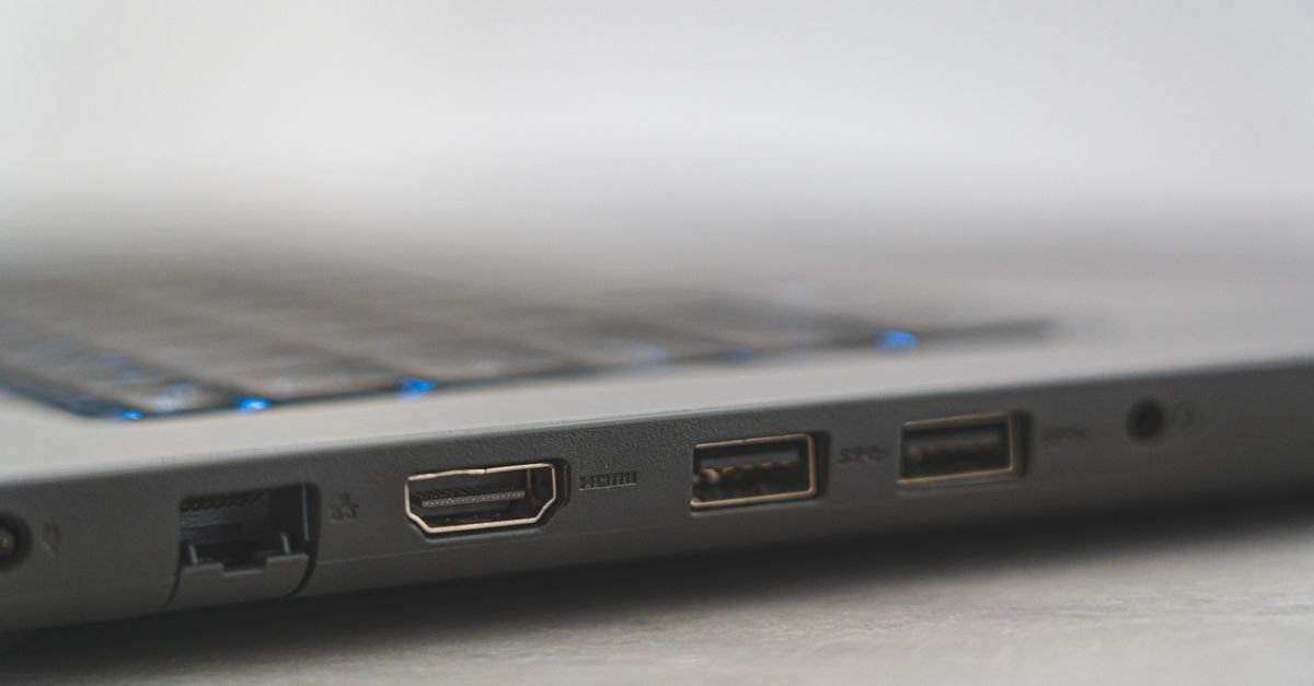 Hdmi- og usb-porter paa baksiden av en iptv-boks