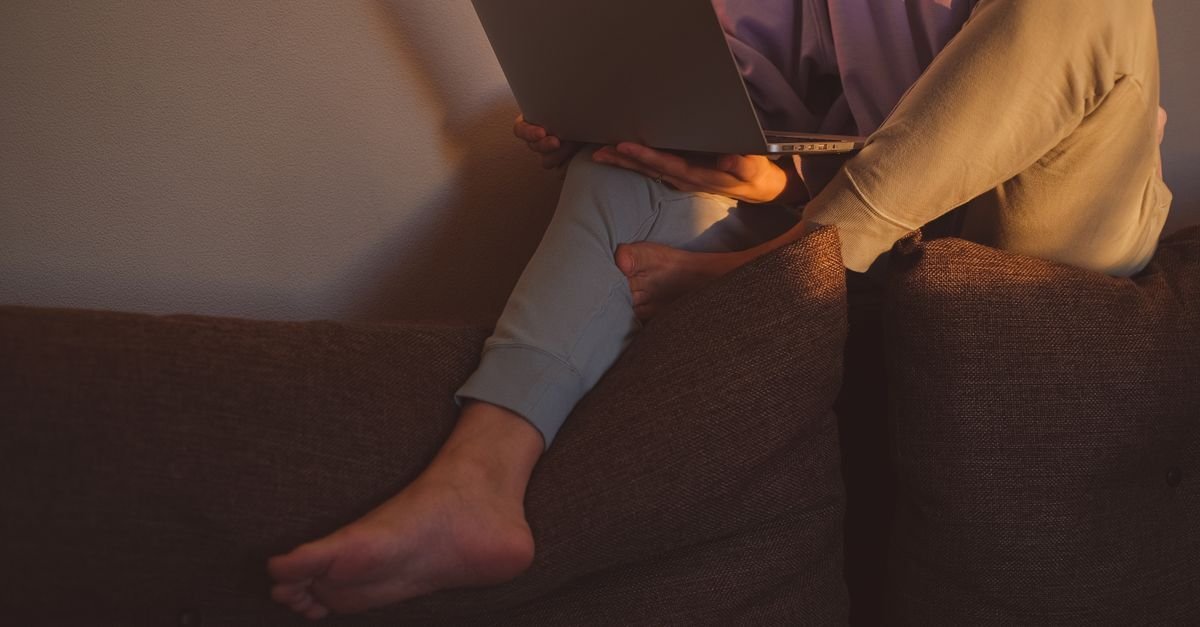Fornøyd seer i sofaen etter at iptv vs strim er avklart