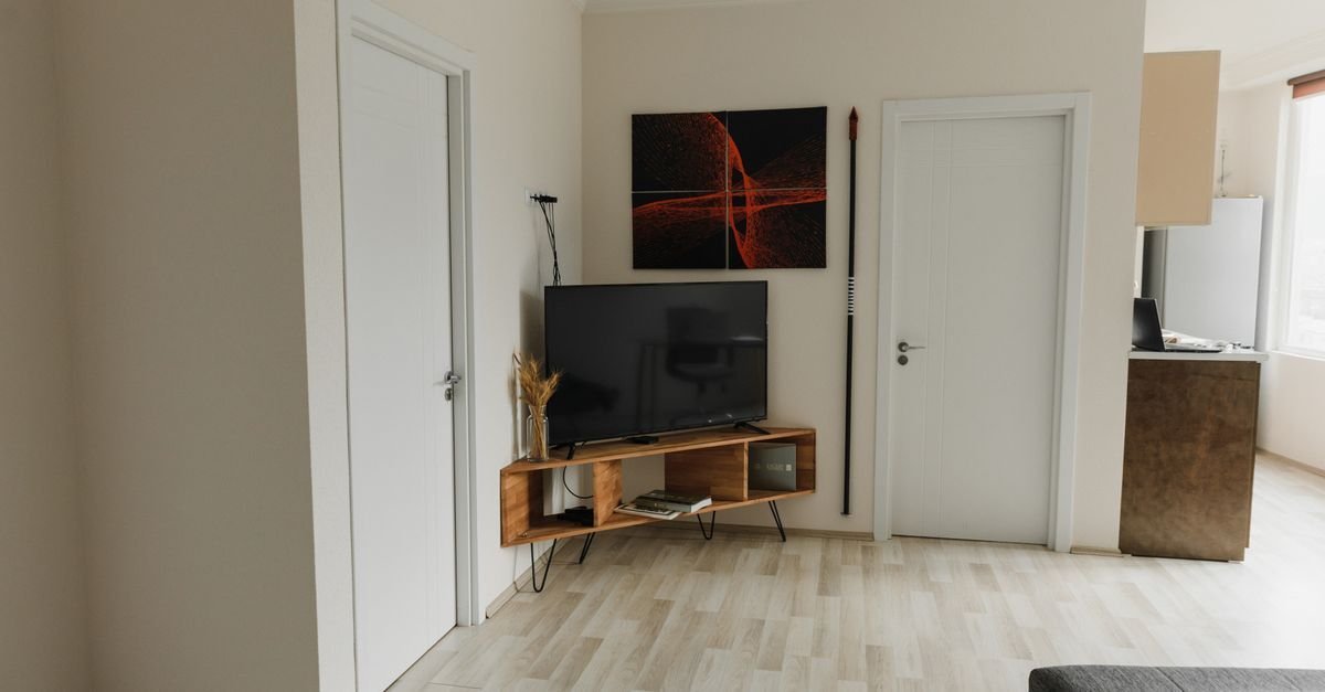Ryddig tv-benk der iptv-spilleren snart er ferdig konfigurert