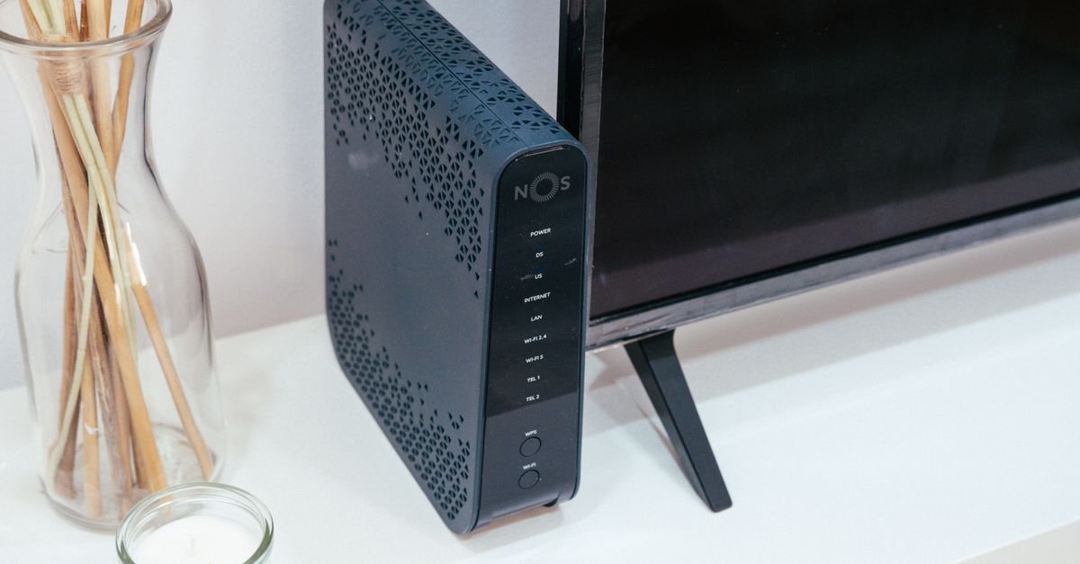 Hjemmeruter med kabler, selve inngangsporten til tv-signalene hjemme