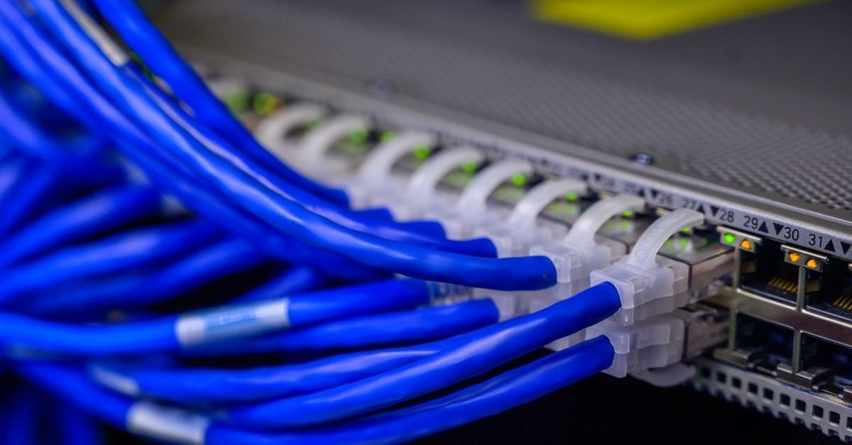Baksiden av tv-en med hdmi-porter for tilkobling av strømmepinnen