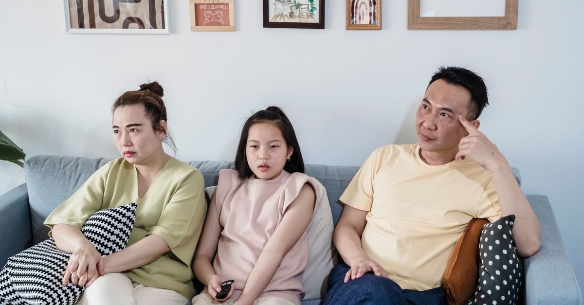 Hele familien i sofaen med iptv som passer både store og små