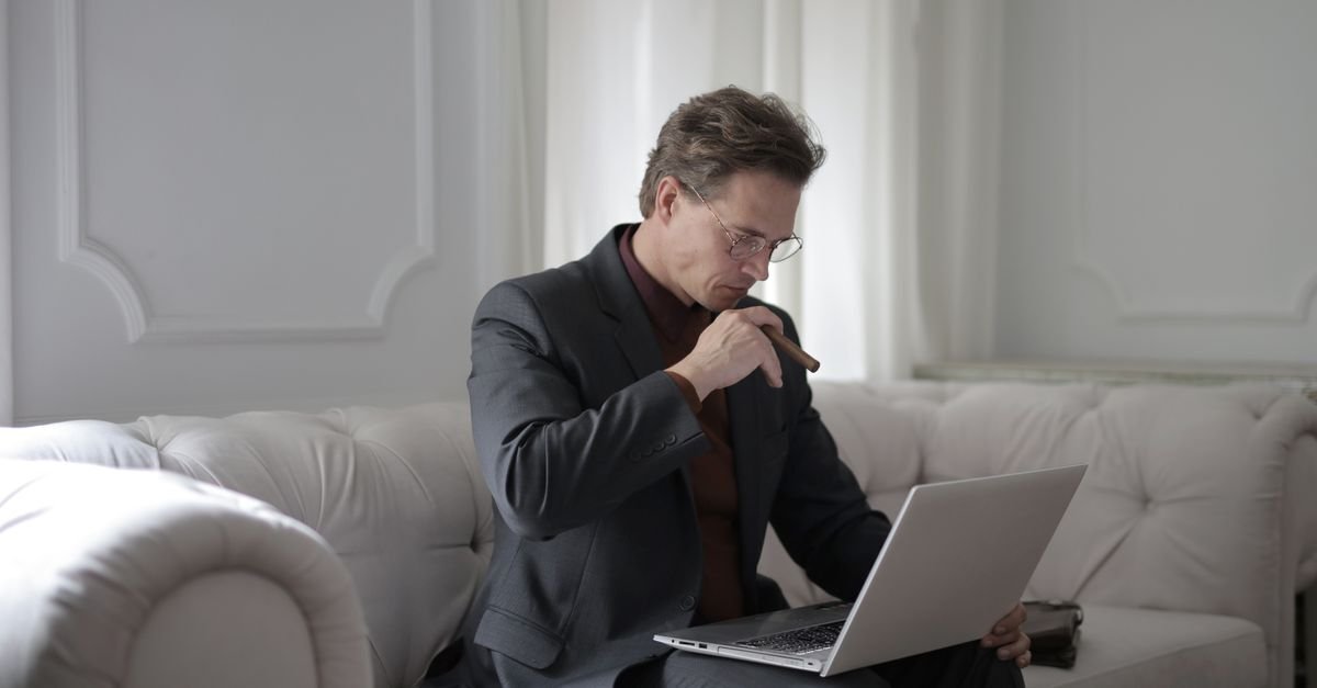 Mann sitter i sofaen og vurderer om gratis iptv i Norge er verdt risikoen