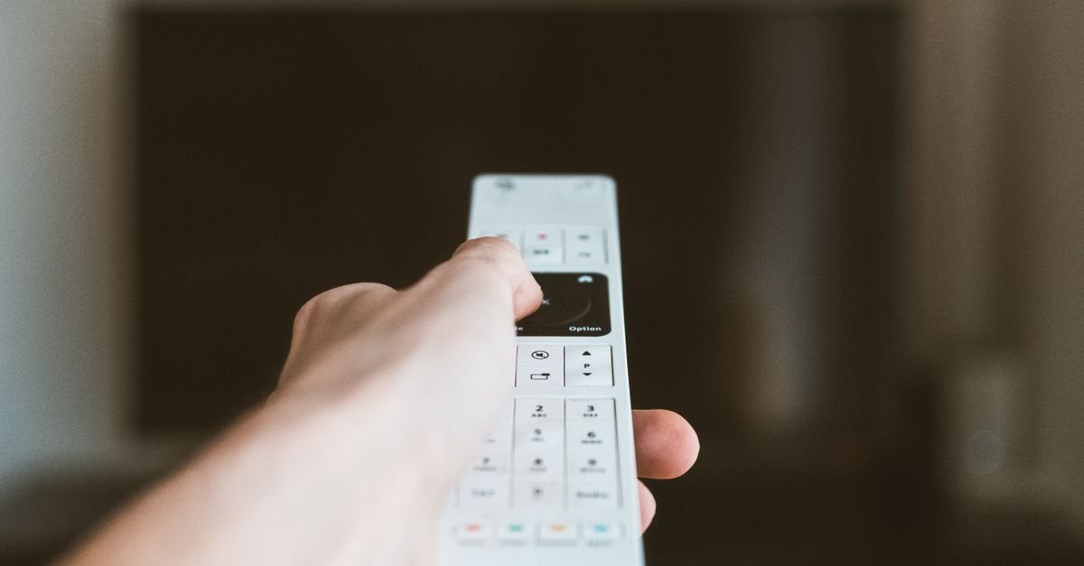 Fjernkontrollen brukes til å finne iptv-appen på Samsung-tv-en