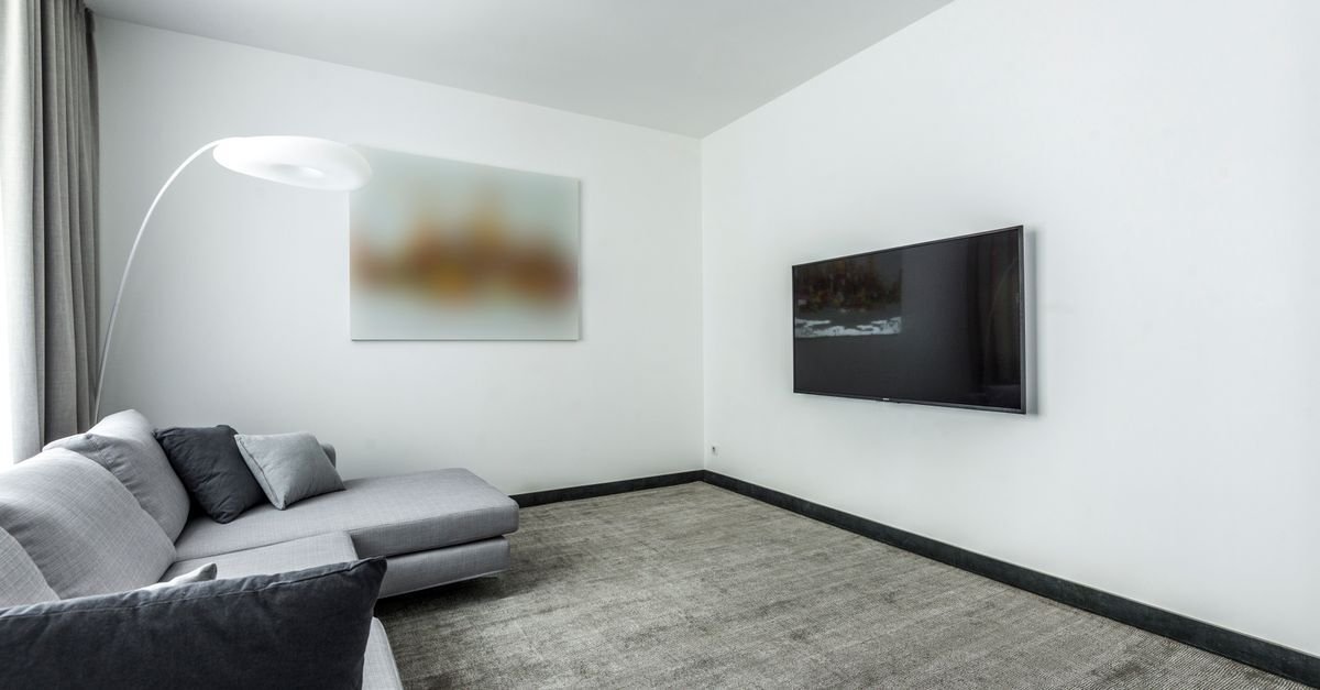Flatskjerm på veggen klar for smart iptv på Samsung og LG