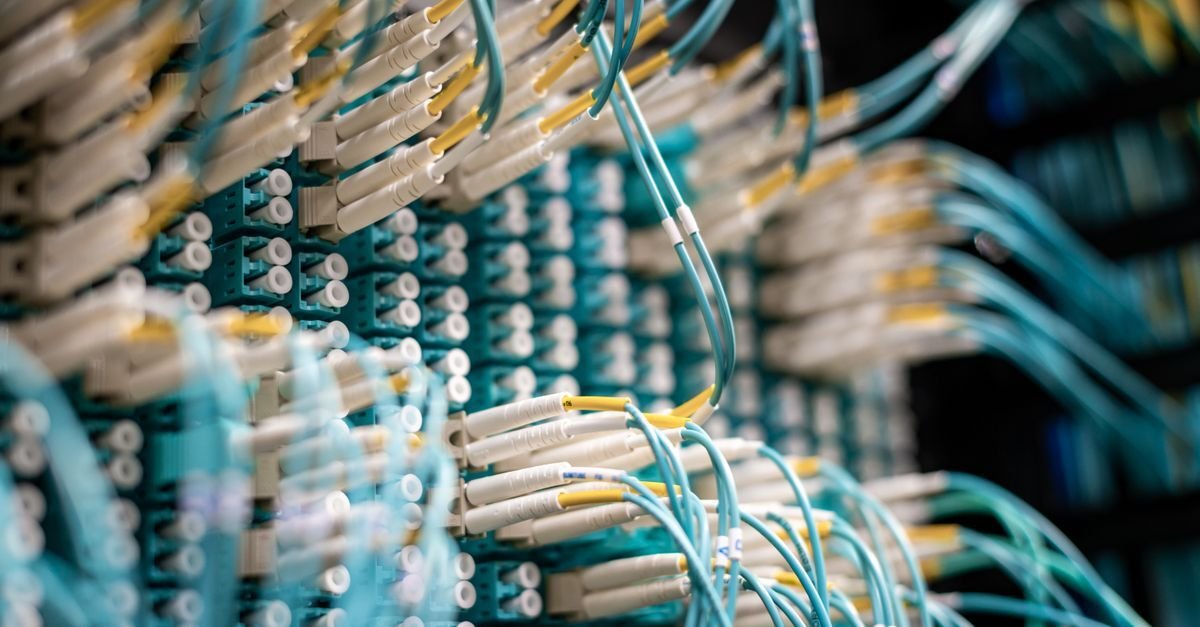Fiberkabel i nærbilde, rask linje gir iptv uten hakking