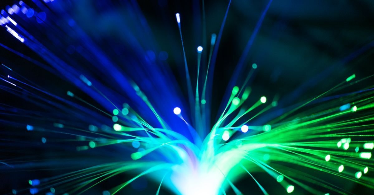 Fiberoptiske tråder med lys viser hva iptv er bygget på