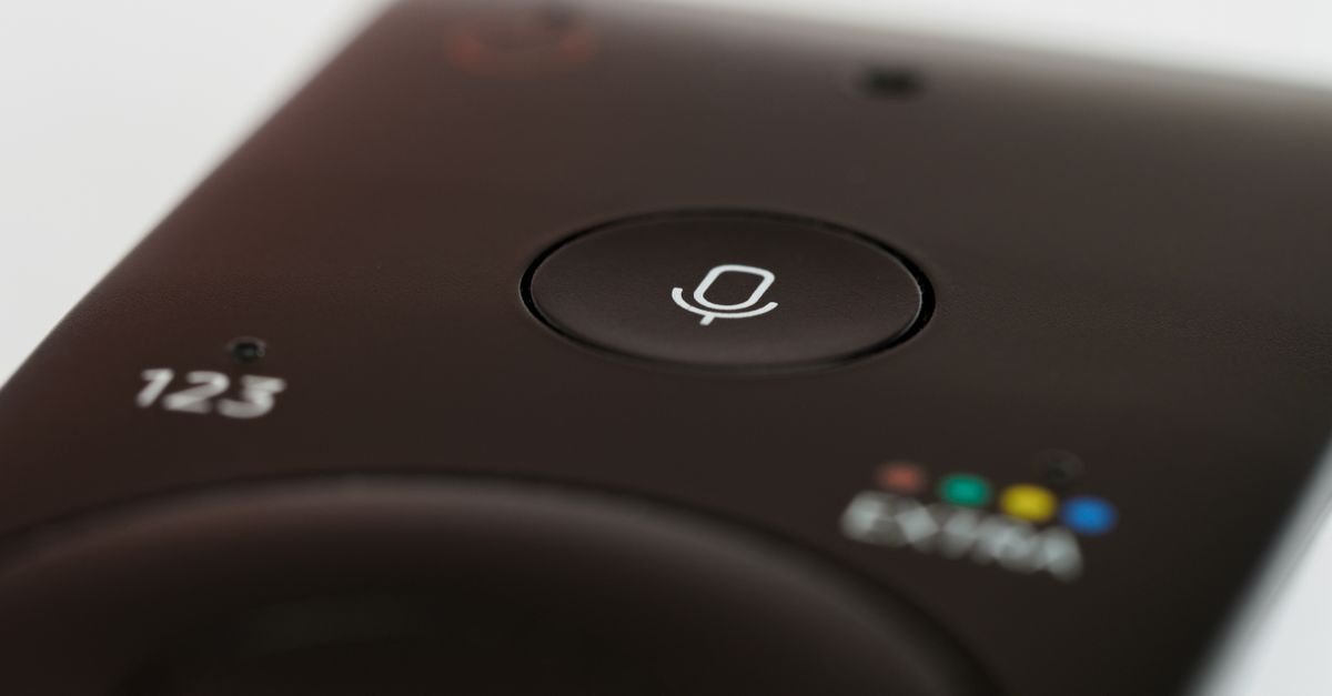 Enkel fjernkontroll med få knapper, typisk for iptv på Roku-boksen