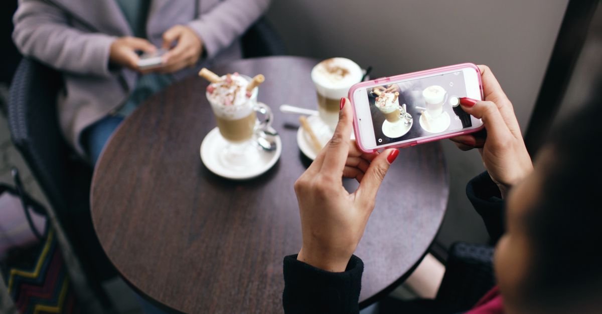 Venner deler regningen med mobilen, like enkelt som å betale iptv med Vipps
