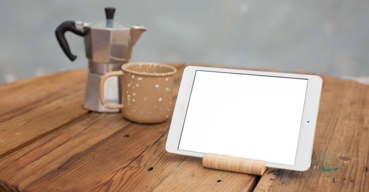 Nettbrett på stativ, en praktisk skjerm nummer to for iptv på iPad