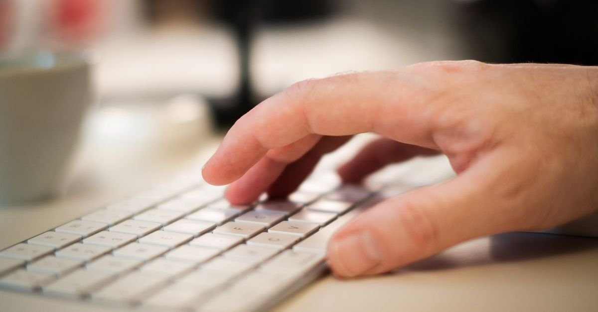 Hender på tastaturet under oppsettet av en iptv-spiller på pc