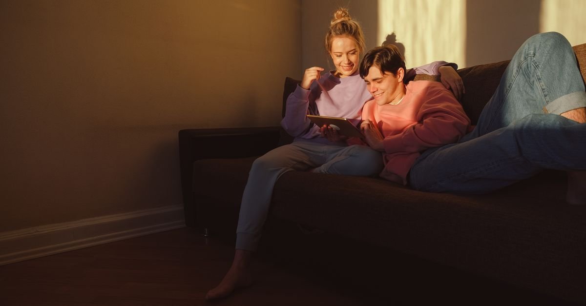 Par i sofaen som har funnet en iptv-pris som passer budsjettet
