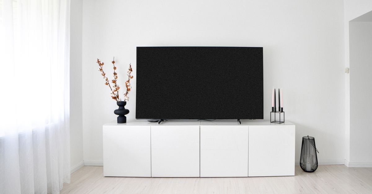 Smart-tv på benken i stua, klar for iptv-appen