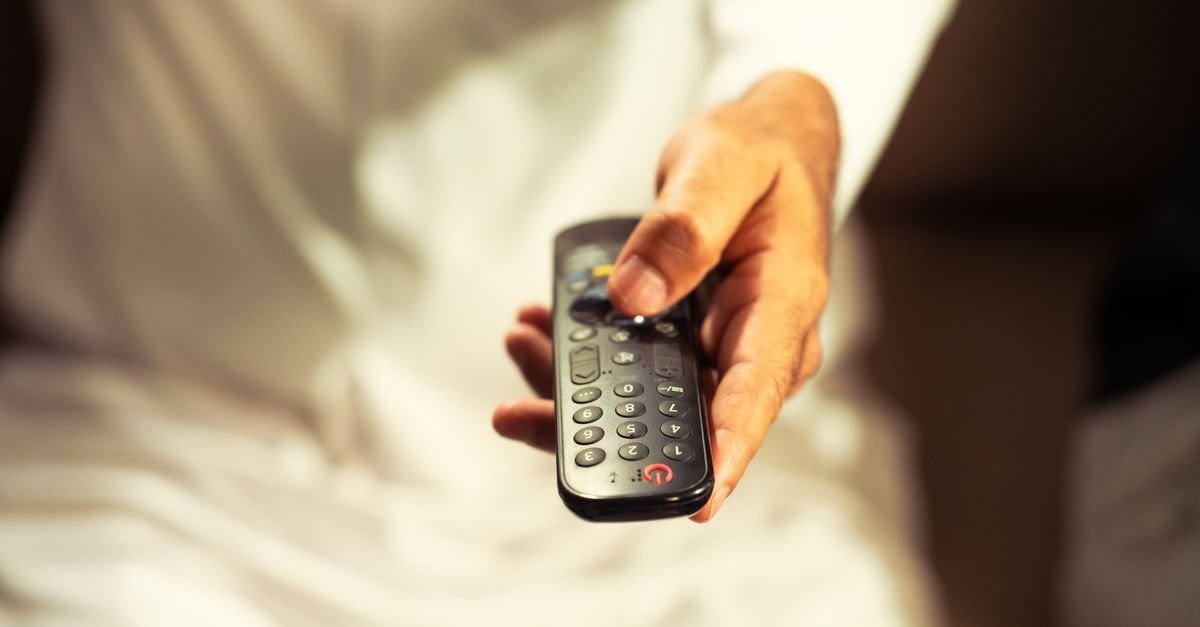 Fjernkontrollen peker mot tv-en under oppsett av smart iptv