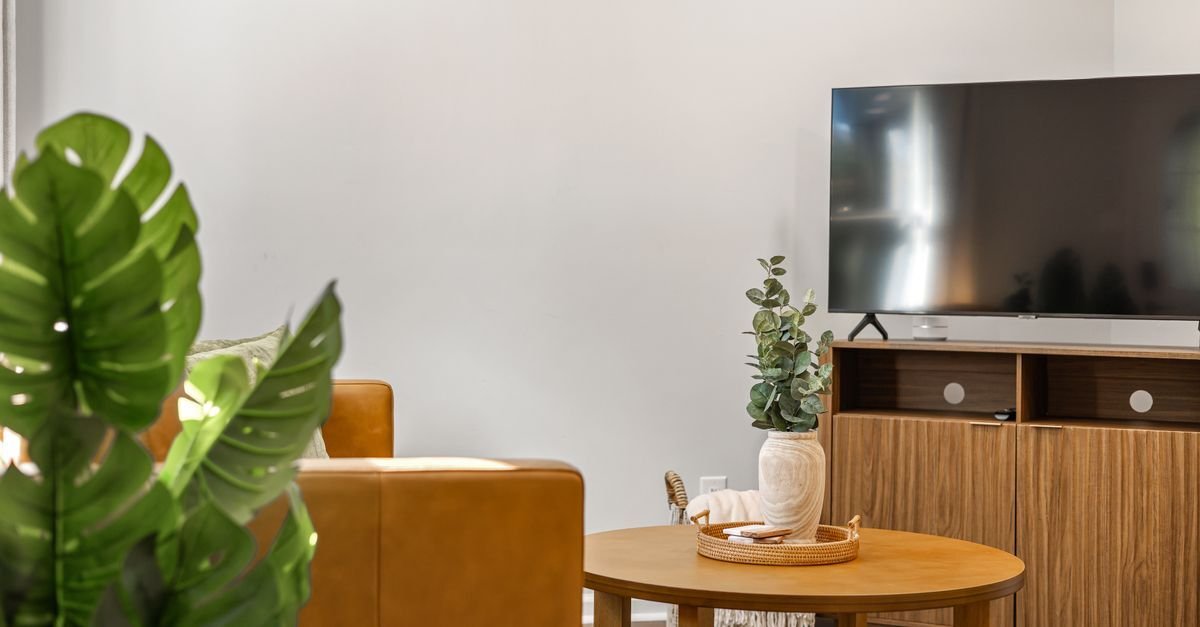 Flatskjerm i stua, klar for iptv på LG smart-tv i Norge
