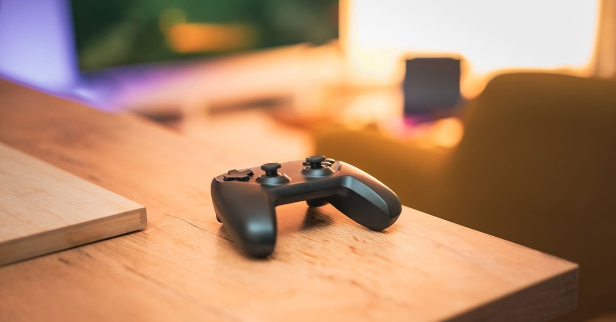 Spillkontroller og fjernkontroll side om side, typisk for iptv på Nvidia Shield i Norge