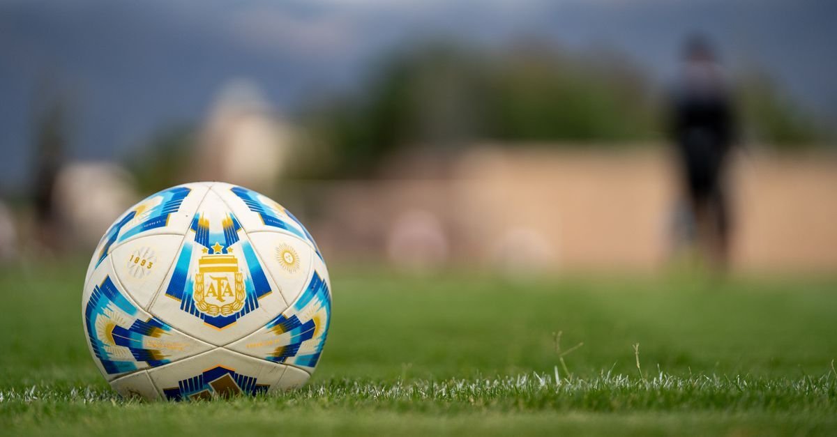 Fotball på gresset, fotballkvelder er en klassiker i norske stuer