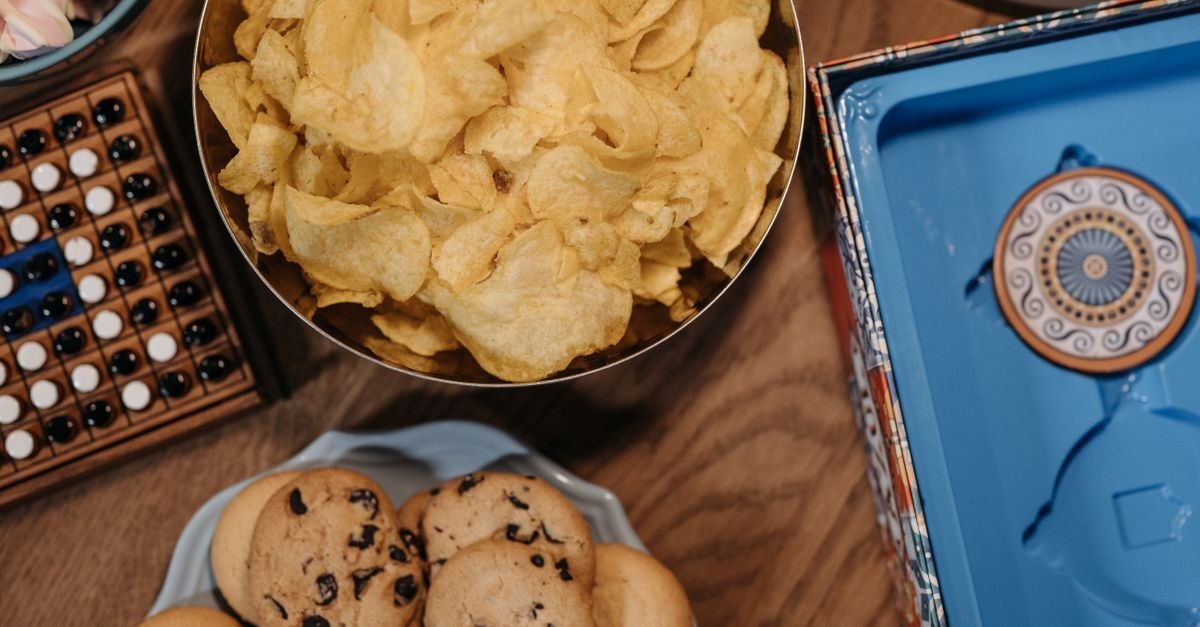 Snacks på bordet før kveldens direktesending