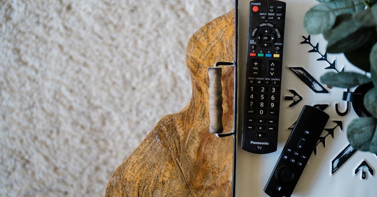 Tv-boks med fjernkontroll på bordet, klar for iptv på Android TV i Norge