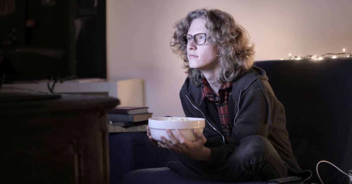 Hjemmekinostemning i stua, klar for filmer og serier via iptv