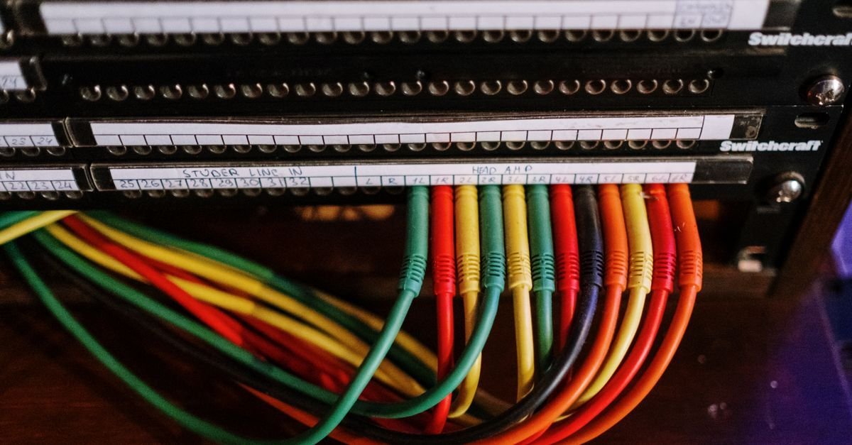 Nettverkskabler i ulike farger, datastrømmen bak en m3u-liste