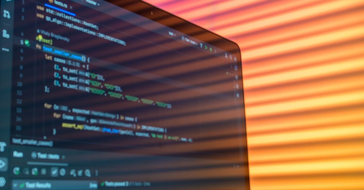 Uskarp kode på en skjerm, illustrasjon av teknikken bak xtream codes eller m3u