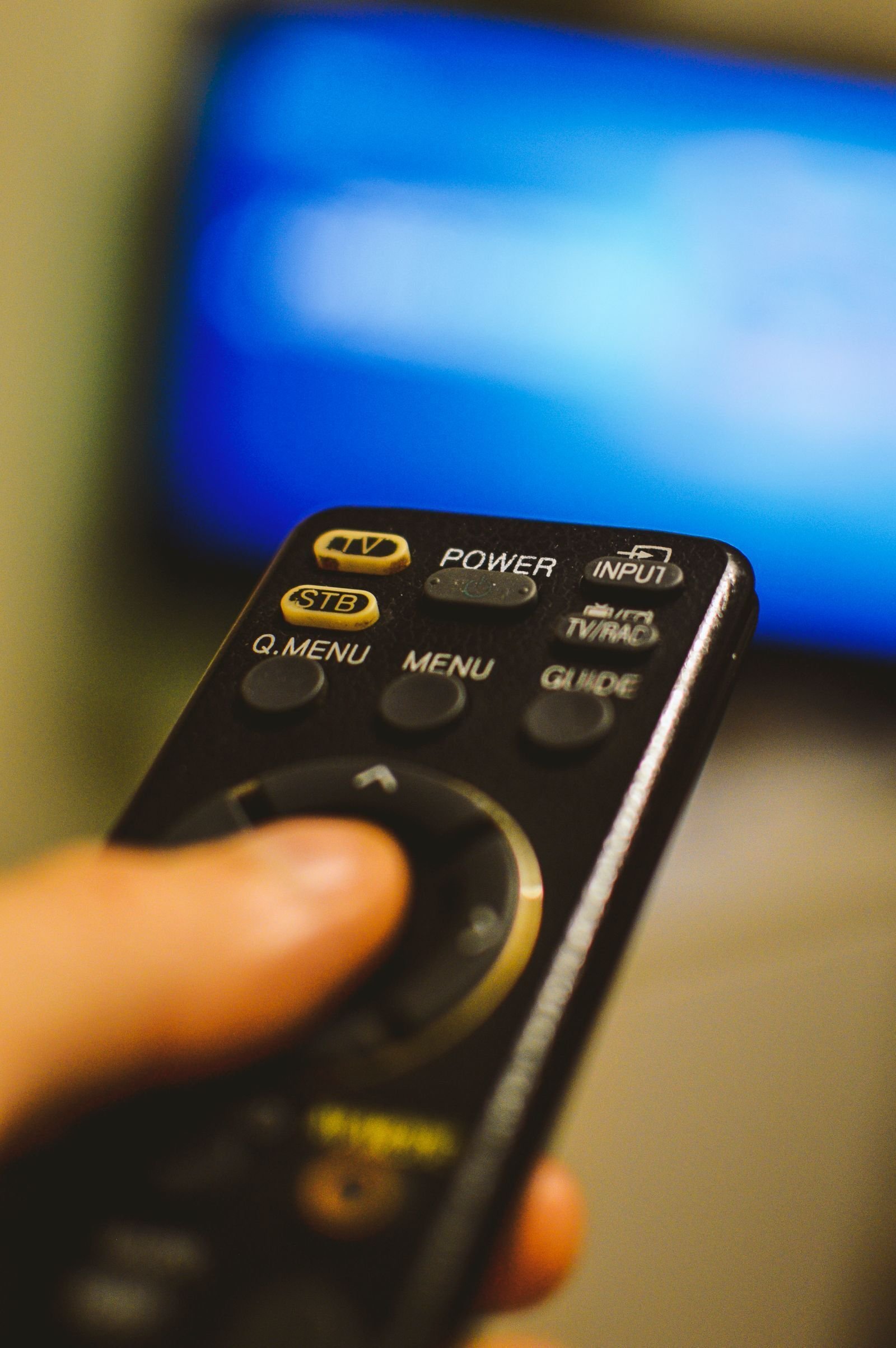 Nærbilde av en fjernkontroll som brukes til en iptv-boks