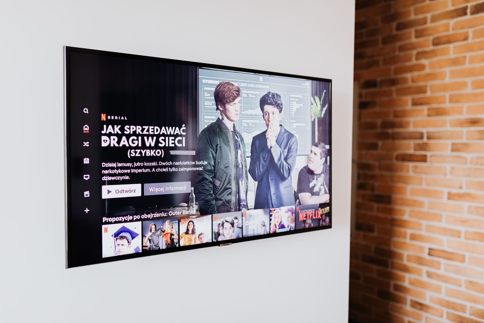 Flatskjerm-tv montert på en lys vegg i et moderne nordisk hjem