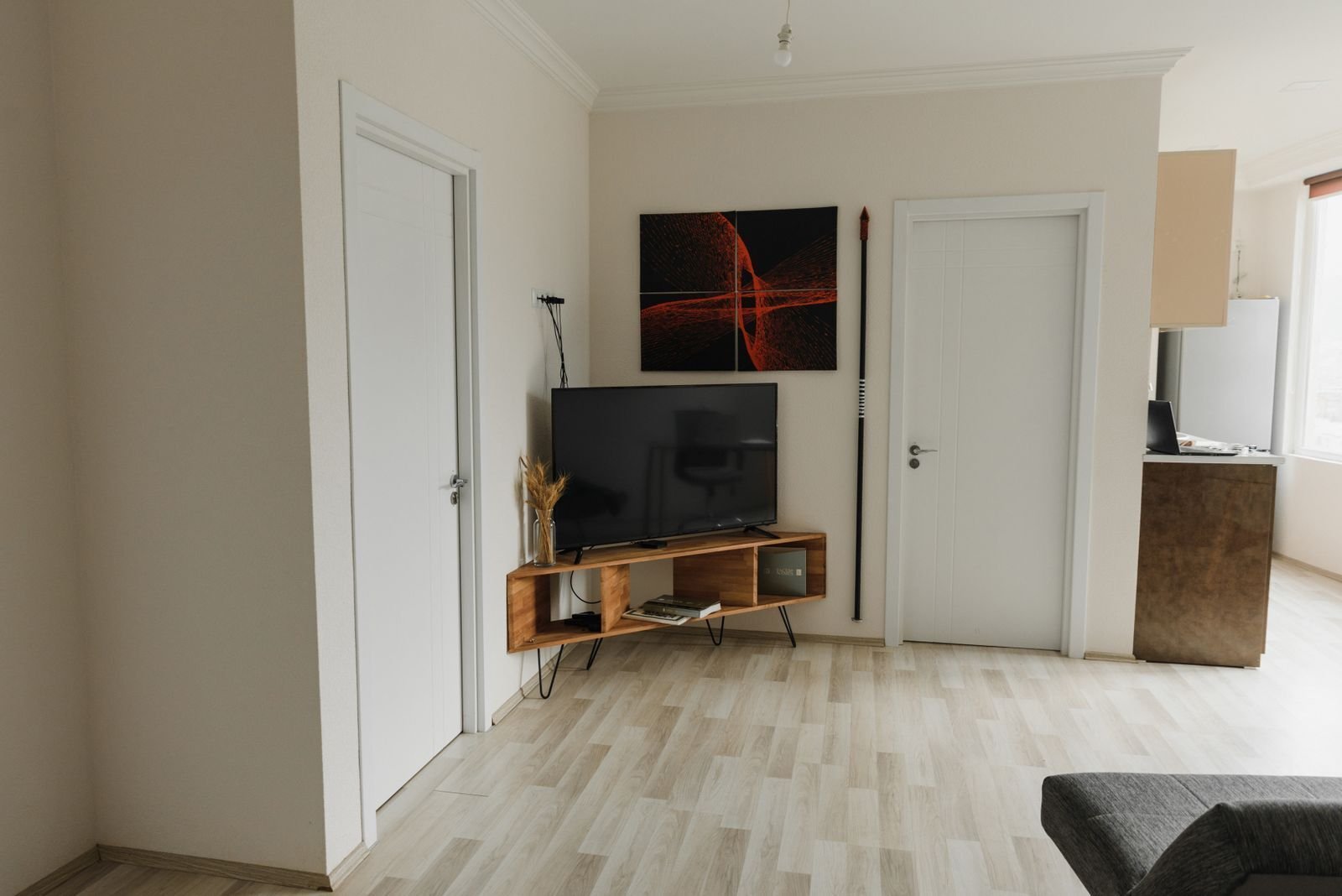 Ryddig tv-benk i tre med plass til en iptv-boks ved siden av tv-en