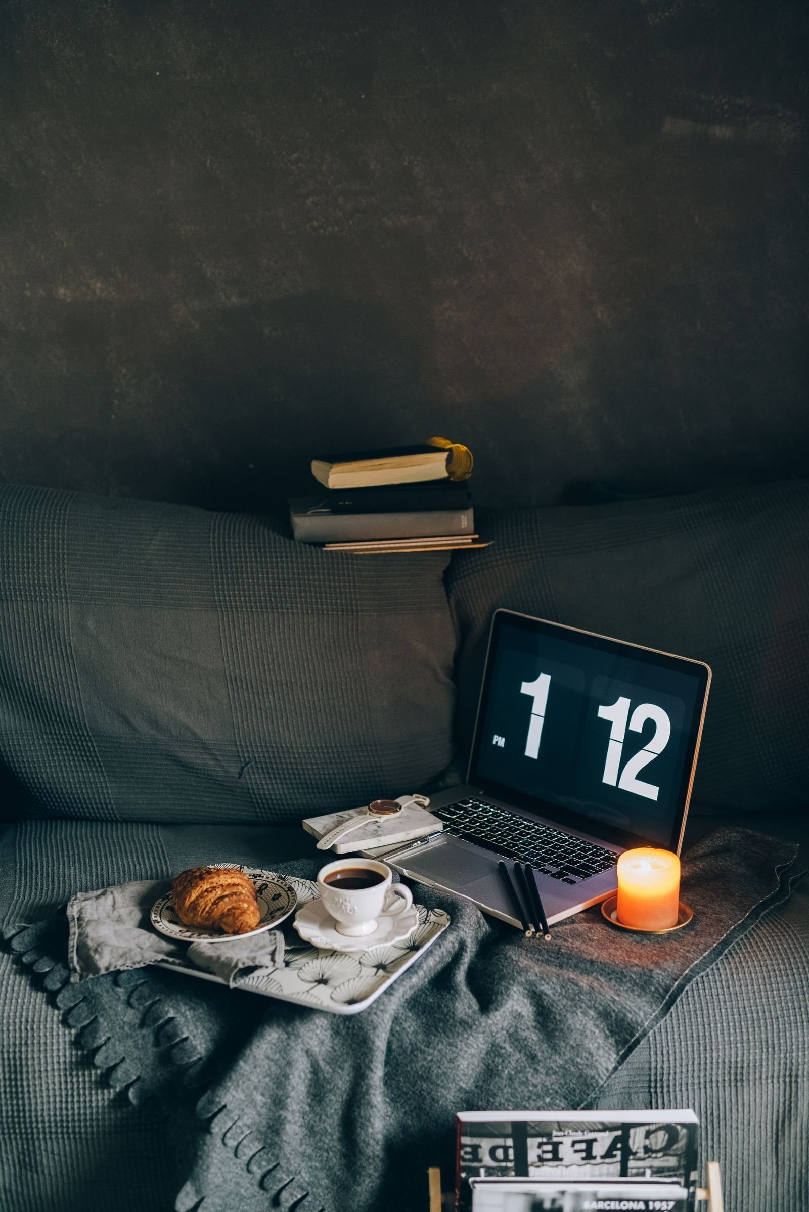 Laptop og en kopp kaffe i sofaen mens man leser om iptv erfaringer