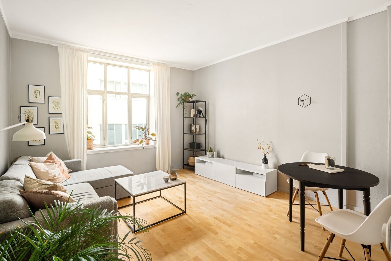 Nordisk stue med minimalistiske møbler og mye naturlig lys