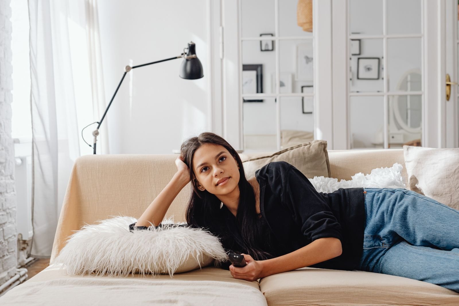 Rolig tv-kveld i sofaen, slik mange beskriver sine iptv-erfaringer i Norge