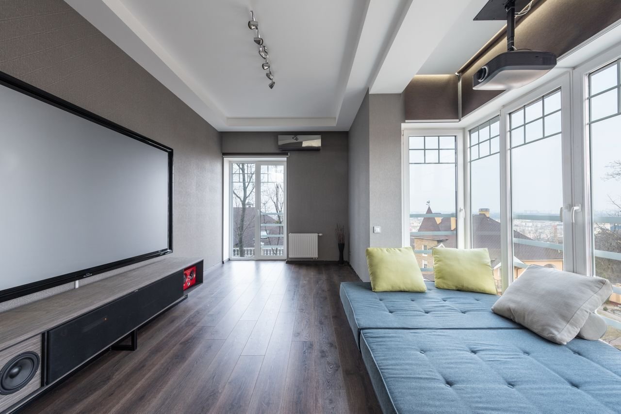 Stue med tv og sofa om kvelden, et trygt alternativ for strømming