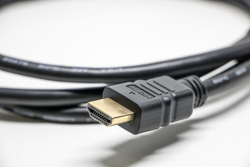 HDMI-kabel med gullkontakter klar til å koble MAG-boksen til TV-en