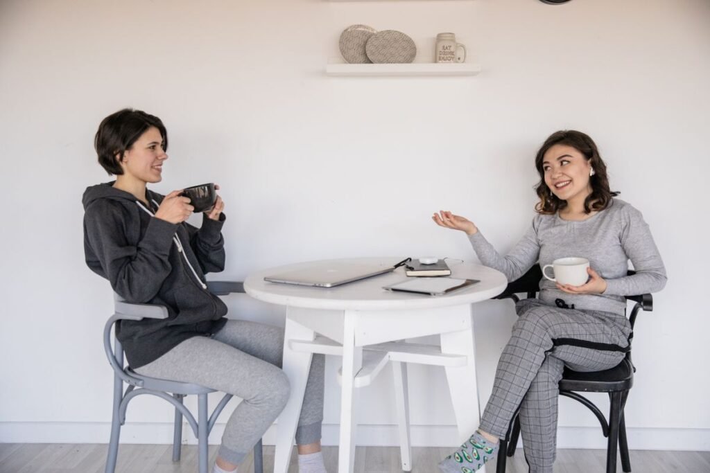 To venninner deler erfaringer over en kaffe