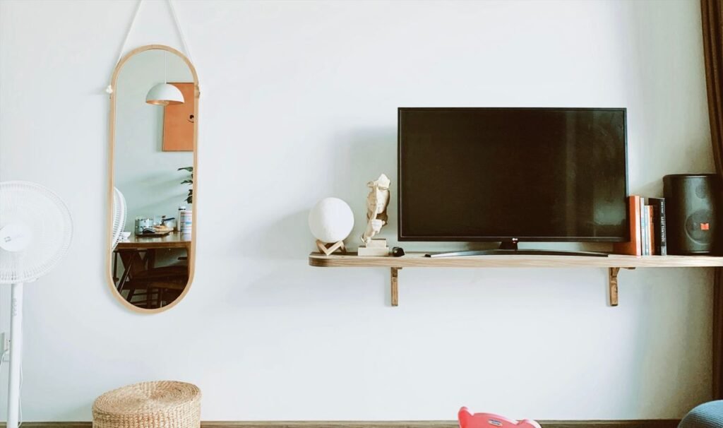 Veggmontert TV i en ryddig norsk stue